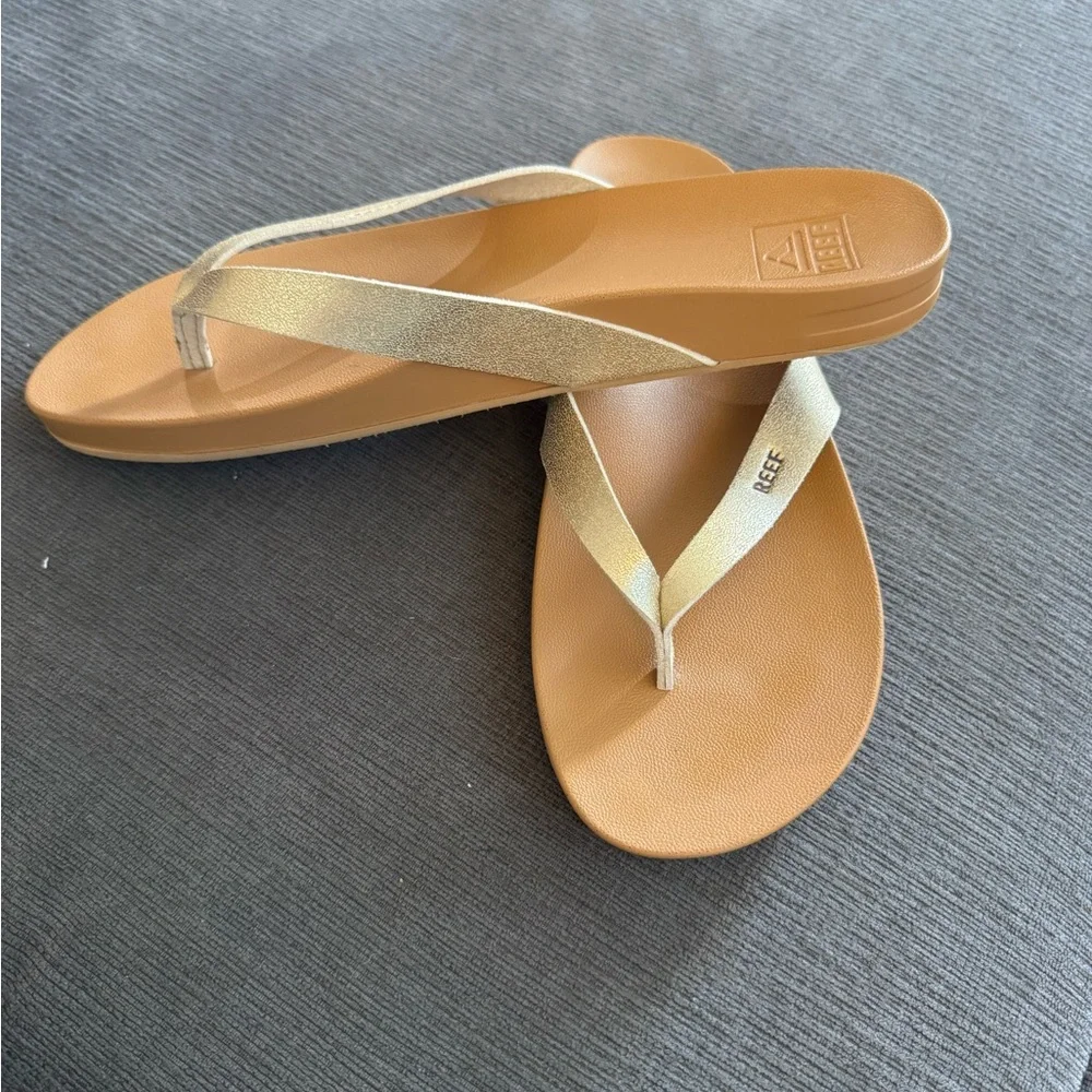 Reef Women’s Gold Metallic Flip Flop Sandals - Picture 3 of 4